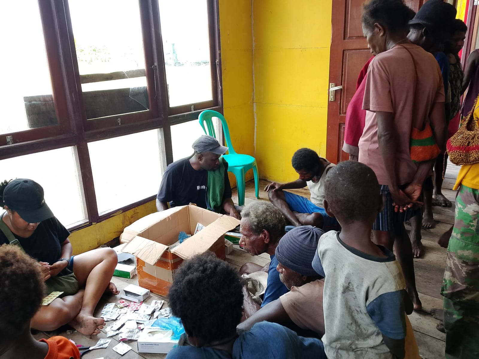 Antrian masyarakat untuk mendapatkan obat-obatan sesuai keluhan sakit yang dideritanya – Surya Papua/IST