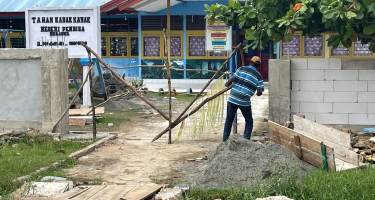 TK Pembina yang dipalang di depan pintu masuk sekolah siap dibuka kembali setelah ada kesepakatan bersama – Surya Papua/IST