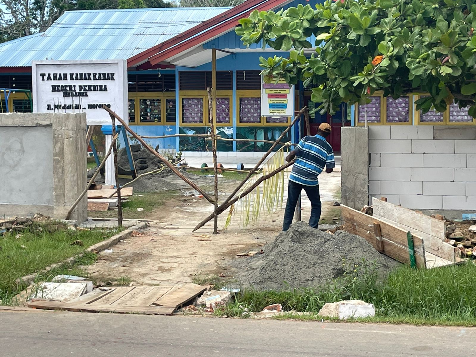 TK Pembina yang dipalang di depan pintu masuk sekolah siap dibuka kembali setelah ada kesepakatan bersama – Surya Papua/IST
