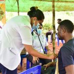 Pemeriksaan kesehatan oleh tim medis kepada masyarakat di Kampung Phagabo, Kabupaten Boven Digoel – Surya Papua/IST