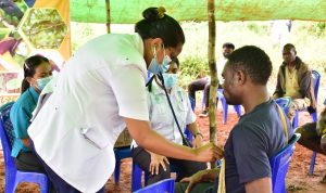 Pemeriksaan kesehatan oleh tim medis kepada masyarakat di Kampung Phagabo, Kabupaten Boven Digoel – Surya Papua/IST