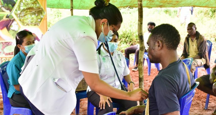 Pemeriksaan kesehatan oleh tim medis kepada masyarakat di Kampung Phagabo, Kabupaten Boven Digoel – Surya Papua/IST