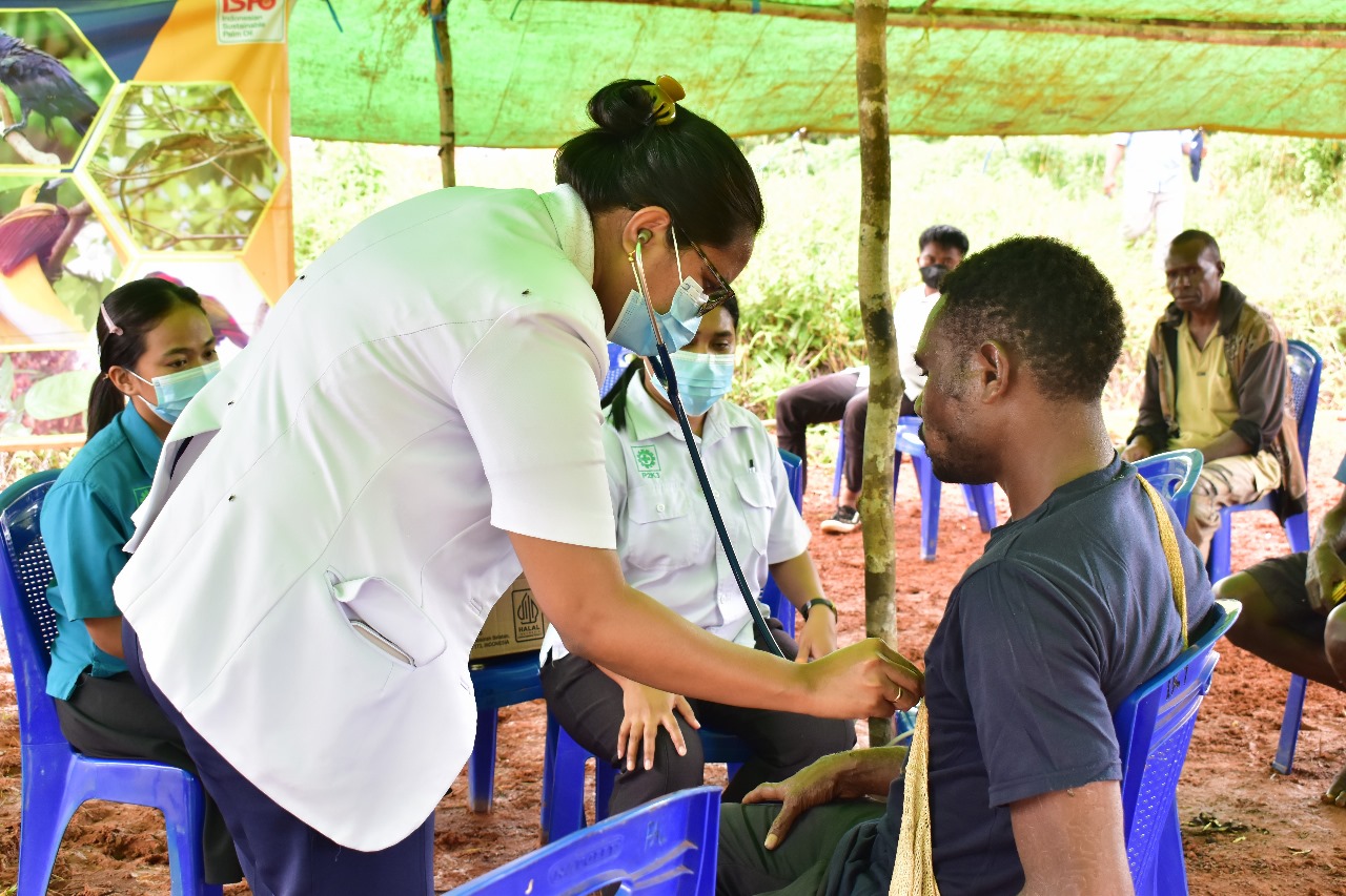 Pemeriksaan kesehatan oleh tim medis kepada masyarakat di Kampung Phagabo, Kabupaten Boven Digoel – Surya Papua/IST