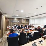 Kepala BP3OKP Papua Selatan, Yoseph Yolmen bersama sejumlah kontraktor OAP saat pertemuan bersama Sesdirjen Kementerian PU RI—Surya Papua /IST