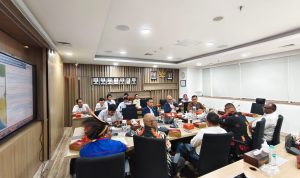 pupr 3-- Kepala BP3OKP Papua Selatan, Yoseph Yolmen bersama sejumlah kontraktor OAP saat pertemuan bersama Sesdirjen Kementerian PU RI—Surya Papua /IST