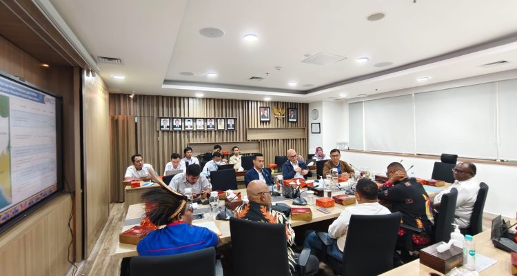 Kepala BP3OKP Papua Selatan, Yoseph Yolmen bersama sejumlah kontraktor OAP saat pertemuan bersama Sesdirjen Kementerian PU RI—Surya Papua /IST