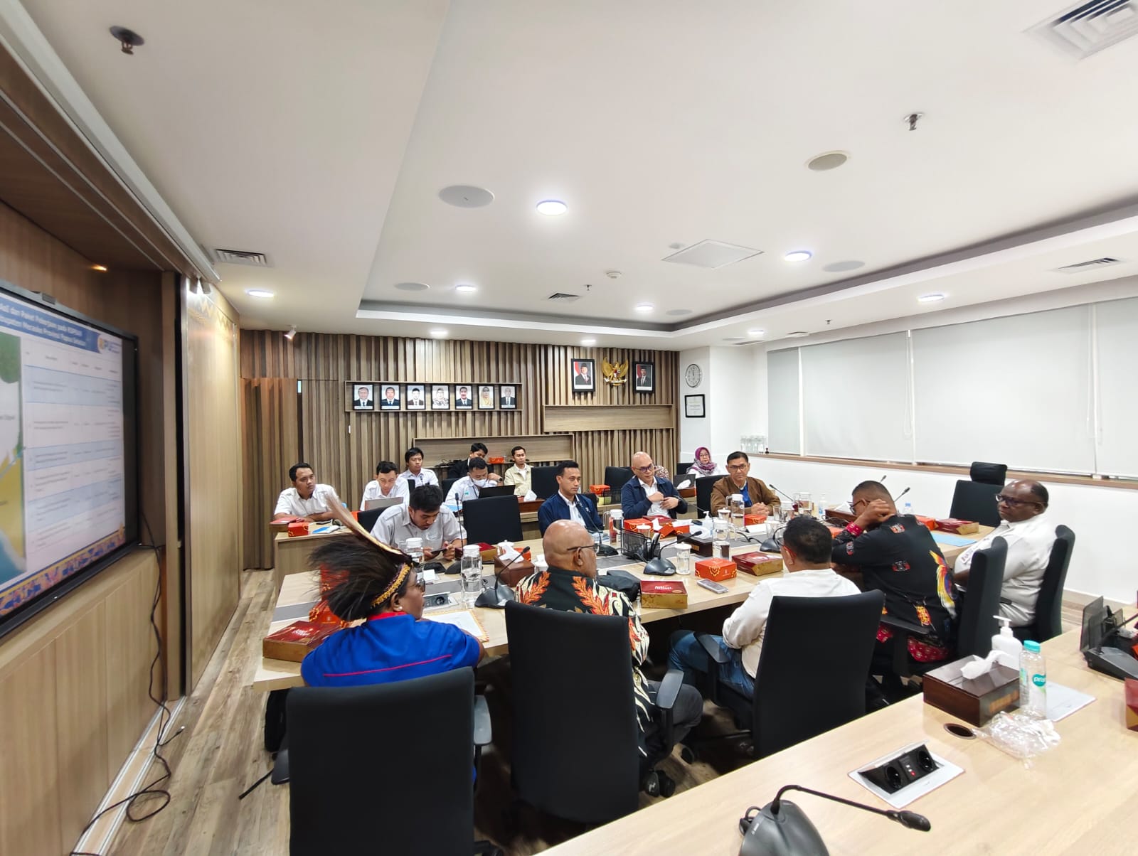 Kepala BP3OKP Papua Selatan, Yoseph Yolmen bersama sejumlah kontraktor OAP saat pertemuan bersama Sesdirjen Kementerian PU RI—Surya Papua /IST