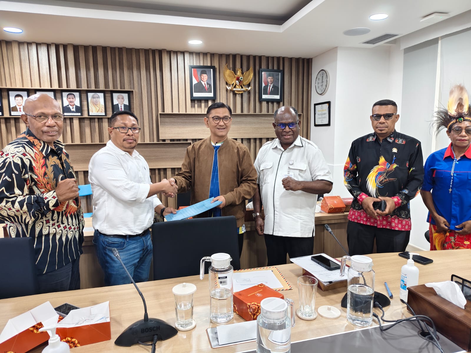 Foto bersama usai pertemuan dengan Sesdirjen Kementerian PU RI – Surya Papua/IST