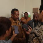 Gubernur Papua Selatan, Apolo Safanpo berikan keterangan pers kepada sejumlah wartawan – Surya Papua/IST