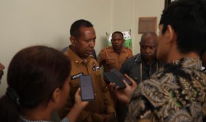 safanpo 11-- Gubernur Papua Selatan, Apolo Safanpo berikan keterangan pers kepada sejumlah wartawan – Surya Papua/IST