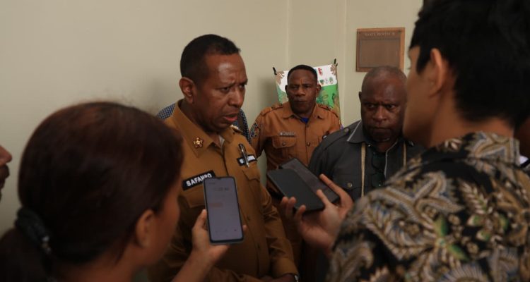 Gubernur Papua Selatan, Apolo Safanpo berikan keterangan pers kepada sejumlah wartawan – Surya Papua/IST