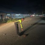 Salah seorang anggota polisi sedang menunjuk lokasi atau tempat korban ditabrak – Surya Papua/IST