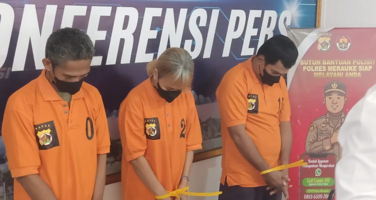 Para pelaku pembuiat sopi yang ditangkap Satnarkoba Polres Merauke beberapa waktu lalu - Surya Papua/Frans Kobun