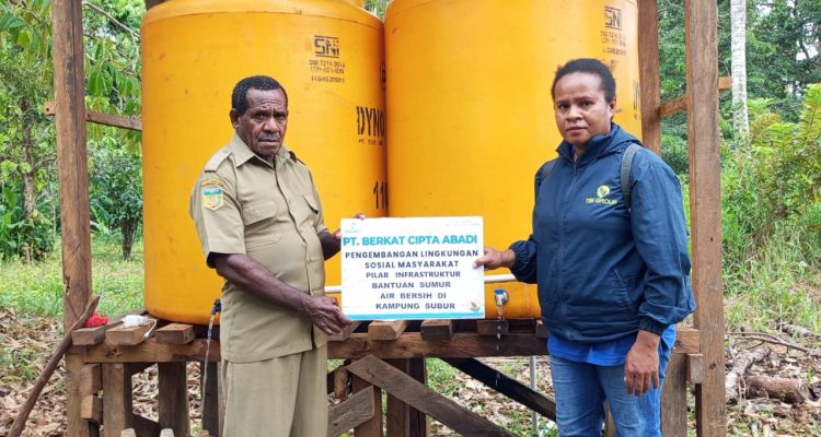 Penyerahan bantuan instalasi tarik air oleh PT BCA kepada perwakilan masyarakat Kampung Subur – Surya Papua/IST
