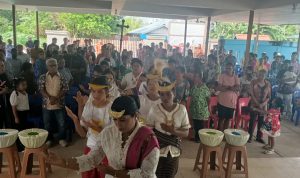 tanim 1 Perarakan Pastor Simon Petrus Matruty dengan tarian etnis Tanimbar dalam perayaan misa inkulturasi di Gereja Santa Theresia Buti – Surya Papua/Frans Kobun