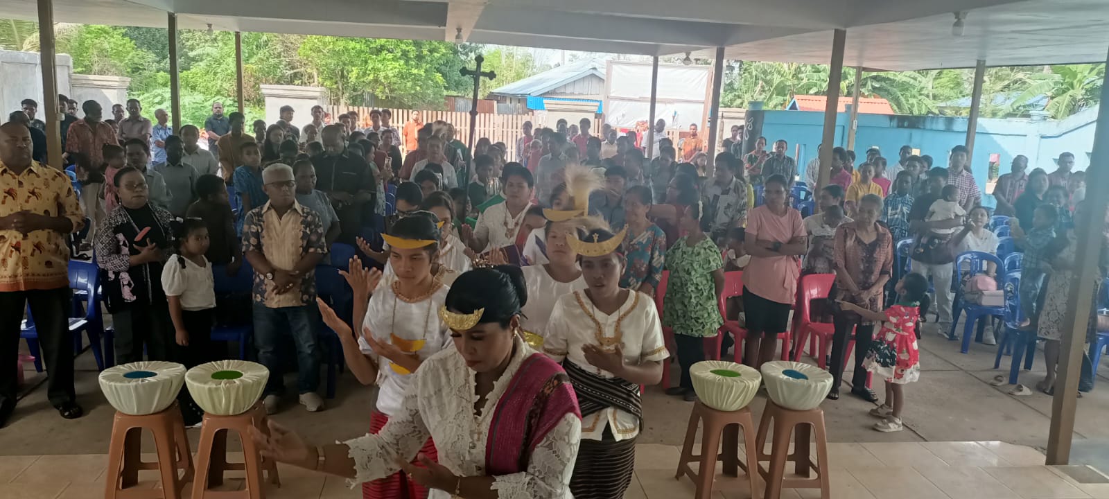 Perarakan Pastor Simon Petrus Matruty dengan tarian etnis Tanimbar dalam perayaan misa inkulturasi di Gereja Santa Theresia Buti – Surya Papua/Frans Kobun