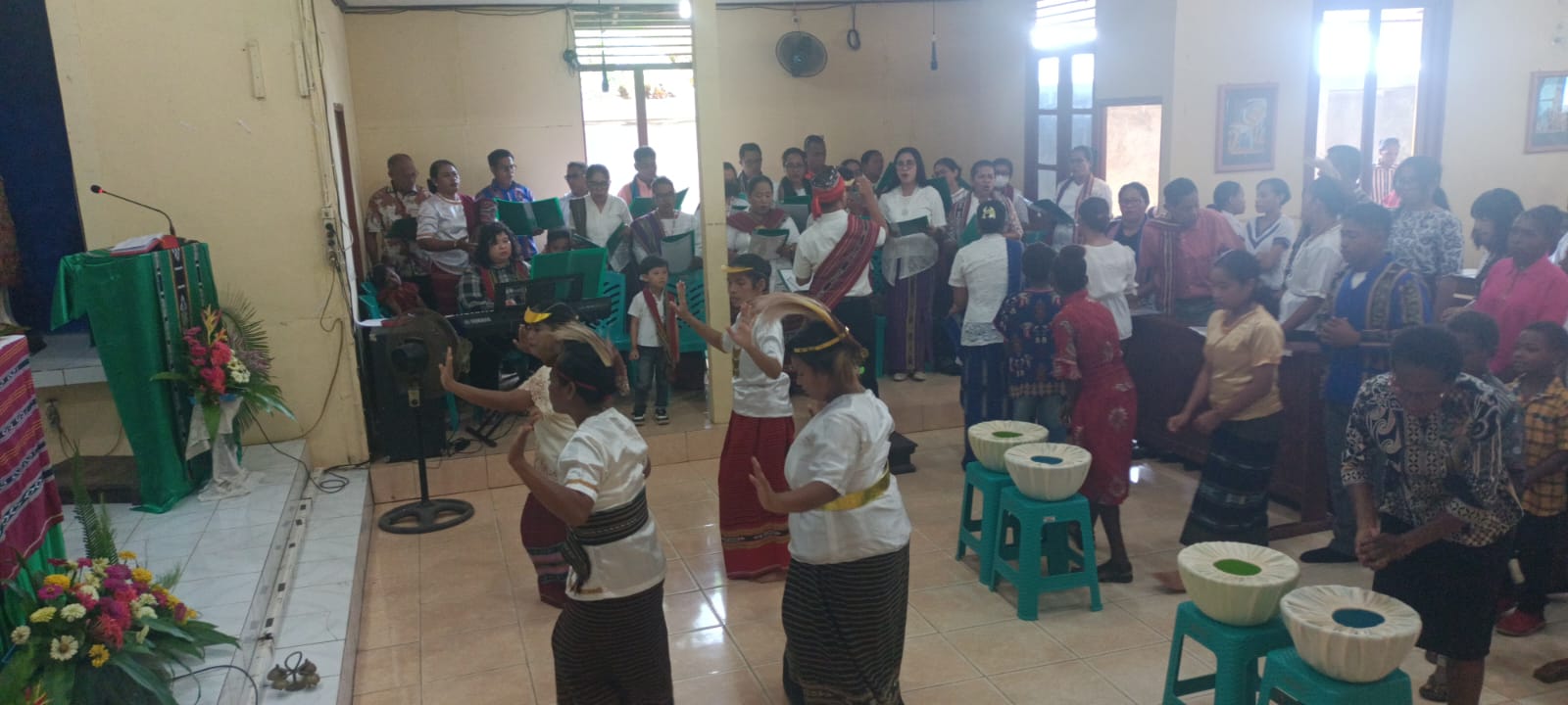 Suasana perayaan misa iknulturasi Etnis Tanimbar dengan tarian serta lagu-lagu – Surya Papua/Frans Kobun