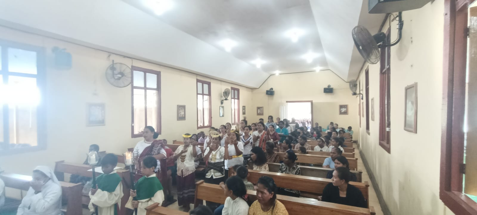 Persembahan dari etnis Tanimbar dalam perayaan misa inkulturasi di Gereja Santa Theresia Buti – Surya Papua/Frans Kobun