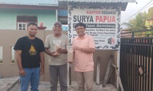 Foto bersama di ‘dapur’ Redaksi Suryapapua.com tadi sore – Surya Papua/IST