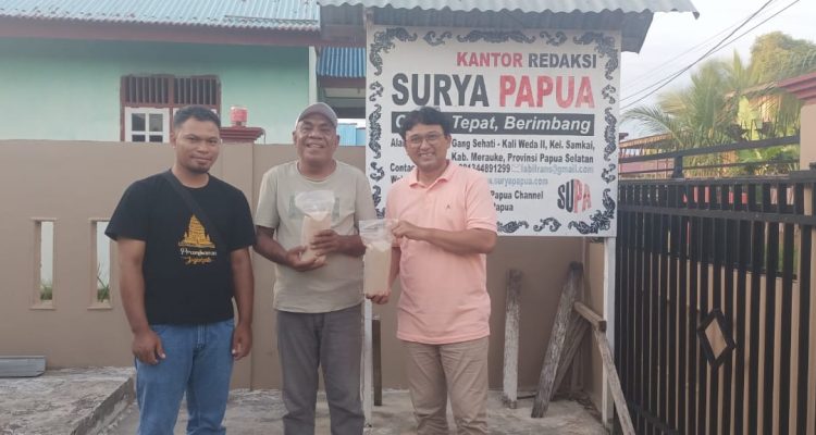 Foto bersama di ‘dapur’ Redaksi Suryapapua.com tadi sore – Surya Papua/IST