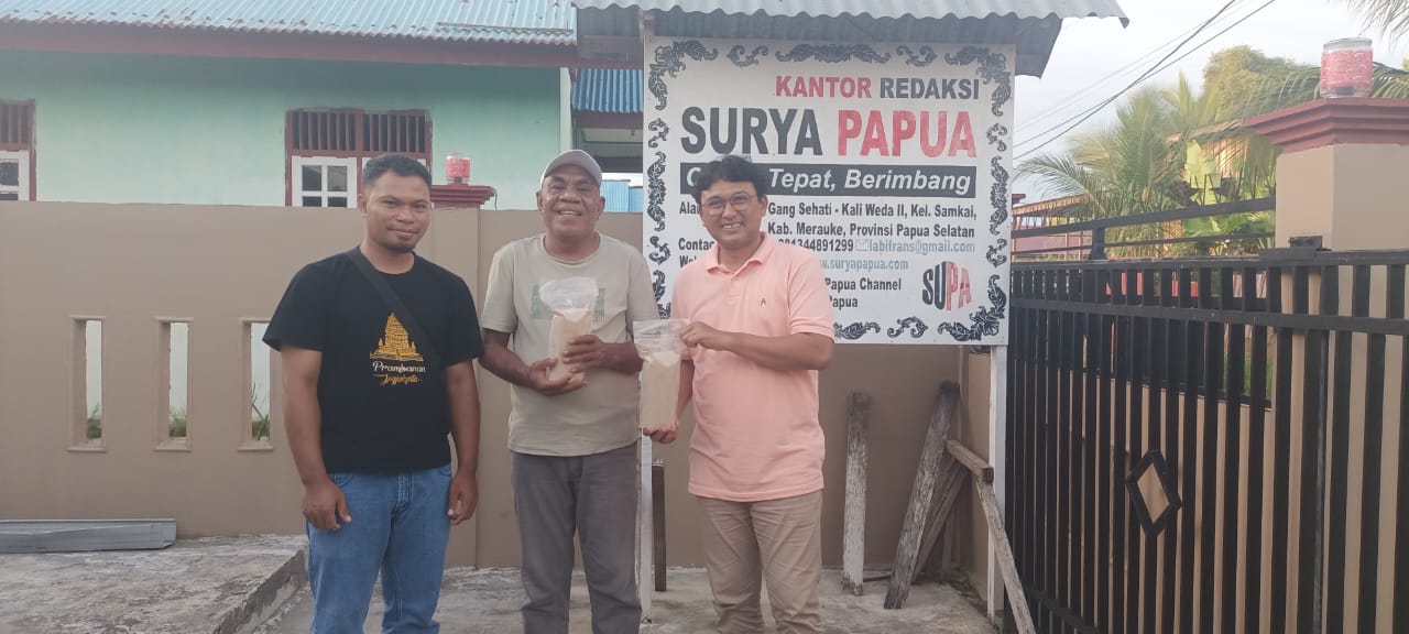 Foto bersama di ‘dapur’ Redaksi Suryapapua.com tadi sore – Surya Papua/IST