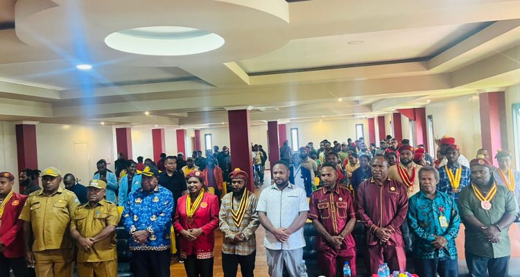Foto bersama pejabat Provinsi Papua Pegunungan serta mahasiswa PMKRI dari sejumlah kabupaten – Surya Papua/IST