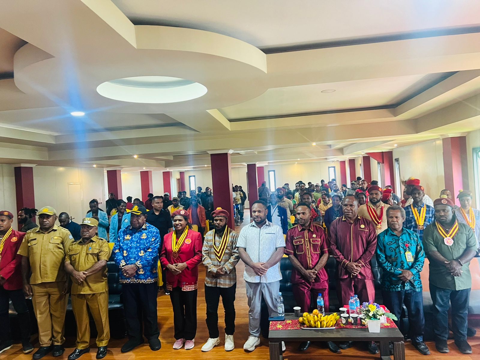 Foto bersama pejabat Provinsi Papua Pegunungan serta mahasiswa PMKRI dari sejumlah kabupaten – Surya Papua/IST