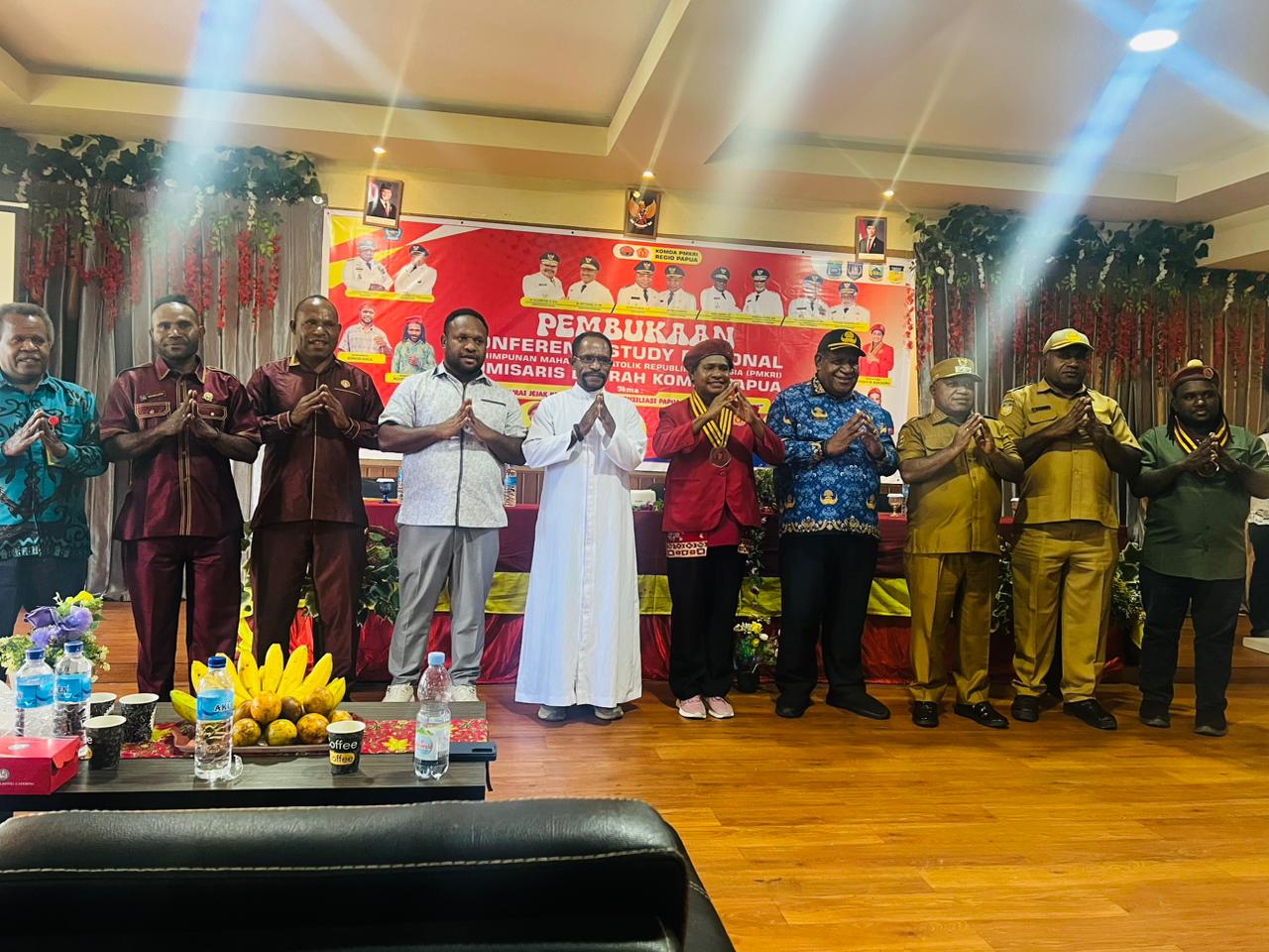 Usai pembukaan, dilanjutkan dengan foto bersama dalam kegiatan seminar KSR Komda Papua- Surya Papua/IST