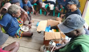 Pelayanan kesehatan gratis oleh dokter Dominikus Cambu bersama dokter Vina di kampung-kampung – Surya Papua/IST