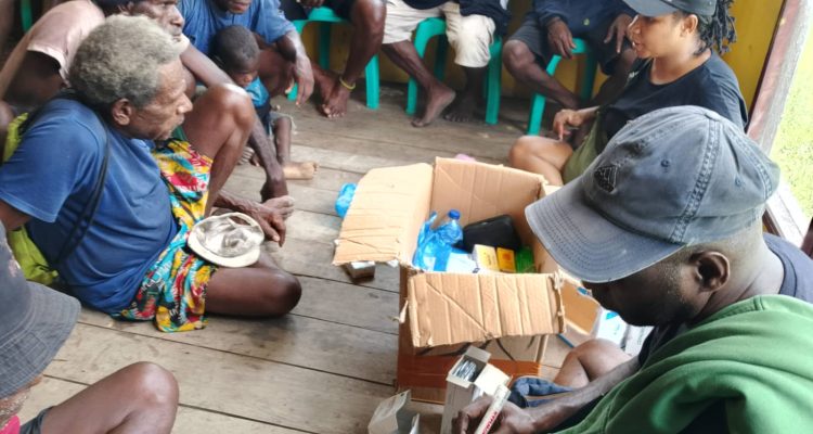 Pelayanan kesehatan gratis oleh dokter Dominikus Cambu bersama dokter Vina di kampung-kampung – Surya Papua/IST