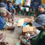 Pelayanan kesehatan gratis oleh dokter Dominikus Cambu bersama dokter Vina di kampung-kampung – Surya Papua/IST