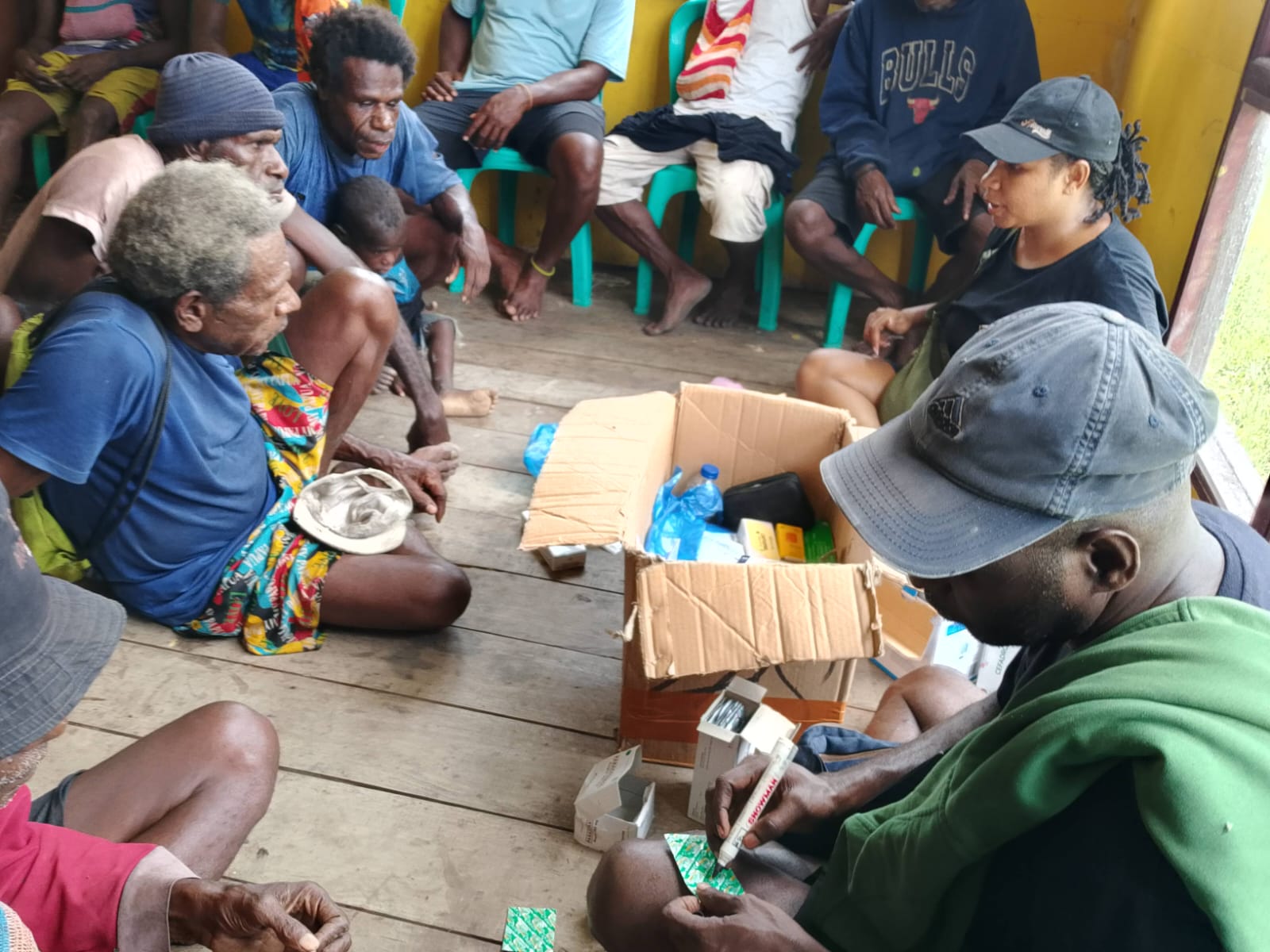 Pelayanan kesehatan gratis oleh dokter Dominikus Cambu bersama dokter Vina di kampung-kampung – Surya Papua/IST