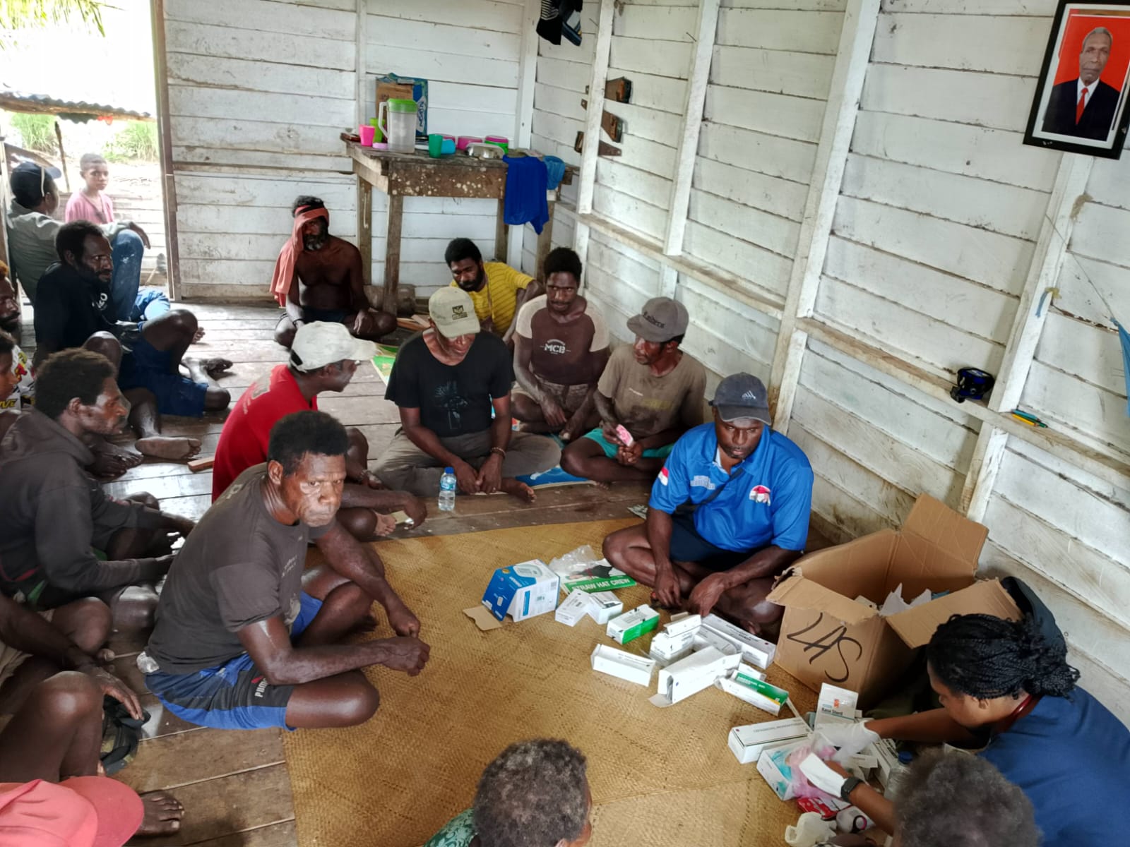 Salah seorang warga sedang ditensi daranya oleh dokter Dominikus Cambu – Surya Papua/IST