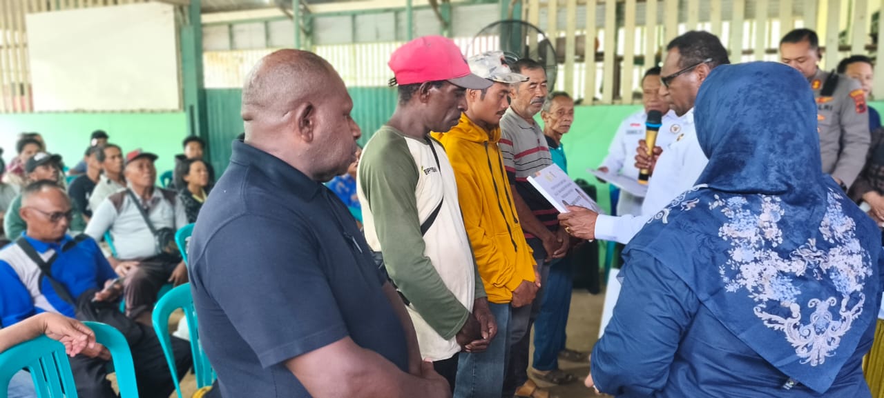 Penyerahan alsintan secara simbolis oleh Bupati Merauke, Yoseph Bladib Gebze didampingi Wabup Merauke, Fauzun Nihayah – Surya Papua/IST