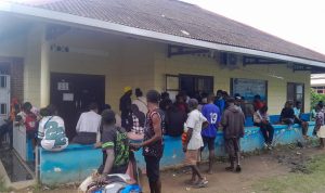 Masyarakat sedang antri untuk membeli tiket pulang ke kampung halaman – Surya Papua/IST