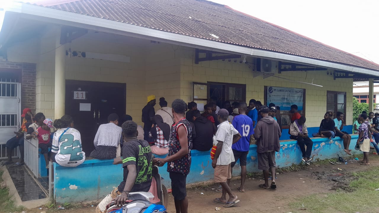 Masyarakat sedang antri untuk membeli tiket pulang ke kampung halaman – Surya Papua/IST