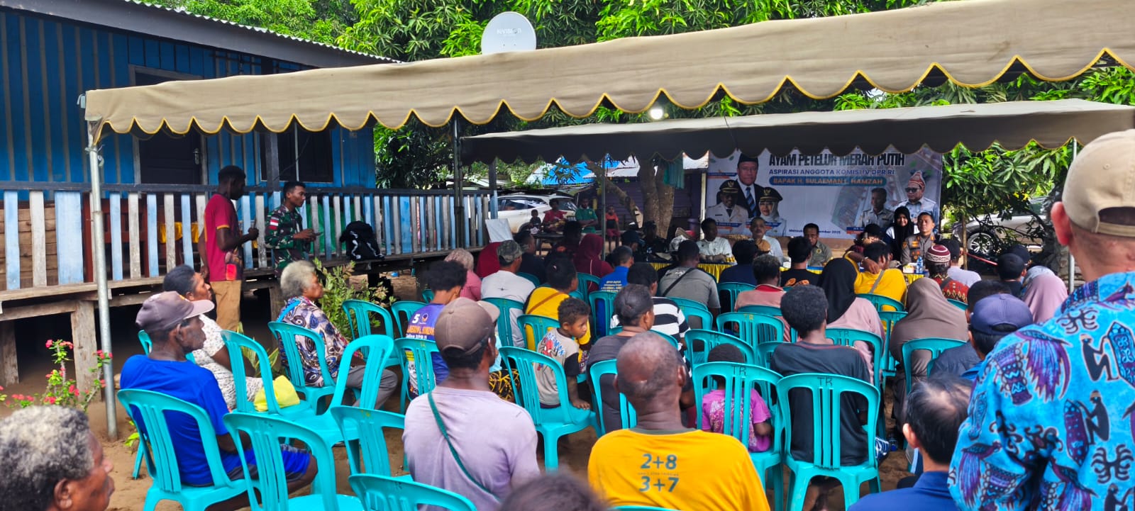 Masyarakat Urum yang menyaksikan secara langsung penyerahan ribuan ayam petelur – Surya Papua/IST