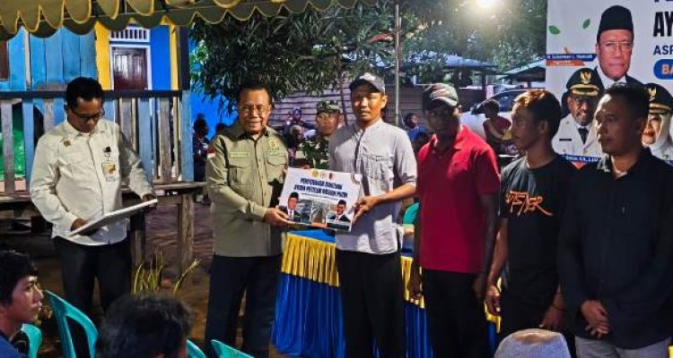 Penyerahan secara simbolos kepada kelompok di Urumb bantuan ribuan ayam petelur – Surya Papua/IST