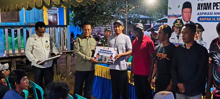 Penyerahan secara simbolos kepada kelompok di Urumb bantuan ribuan ayam petelur – Surya Papua/IST