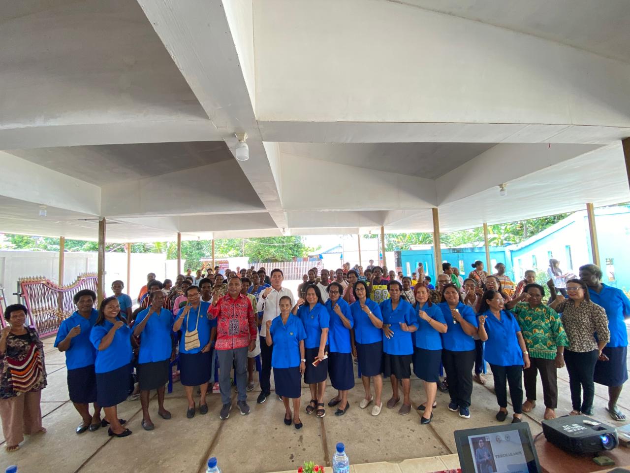 Foto bersama anggota DPD RI, Rudy Tirtayana usai sosialisasi empat pilar kebangsaan – Surya Papua/IST