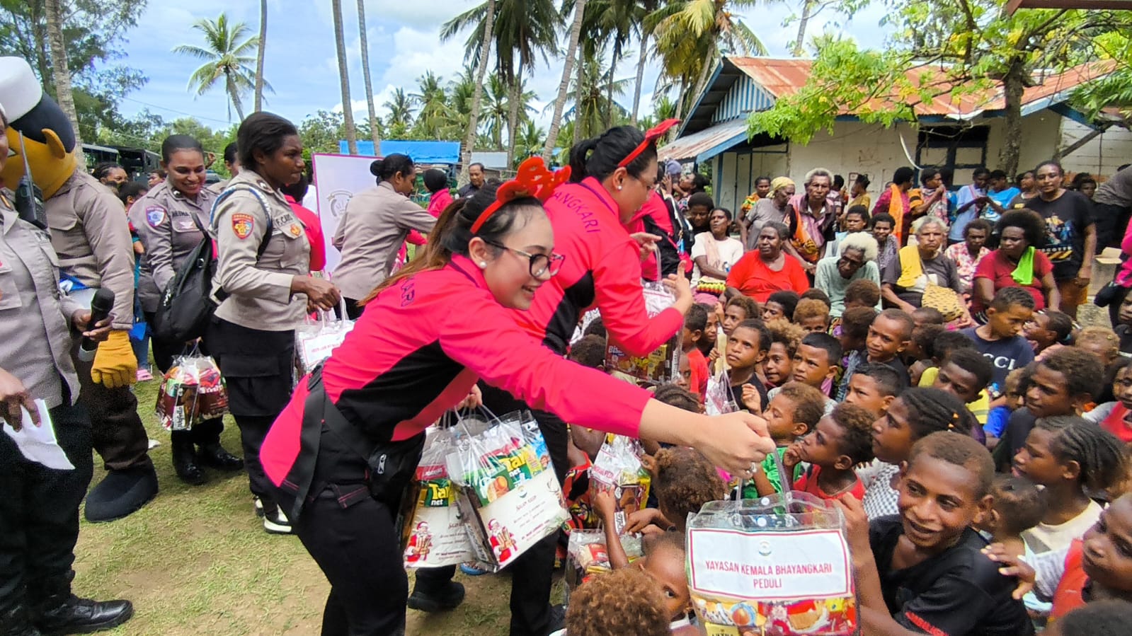 Ketua Bhayangkari POlres Merayuke, Ny. Moan Yoga sedang menyapa ratusan anak- Surya Papua/IST