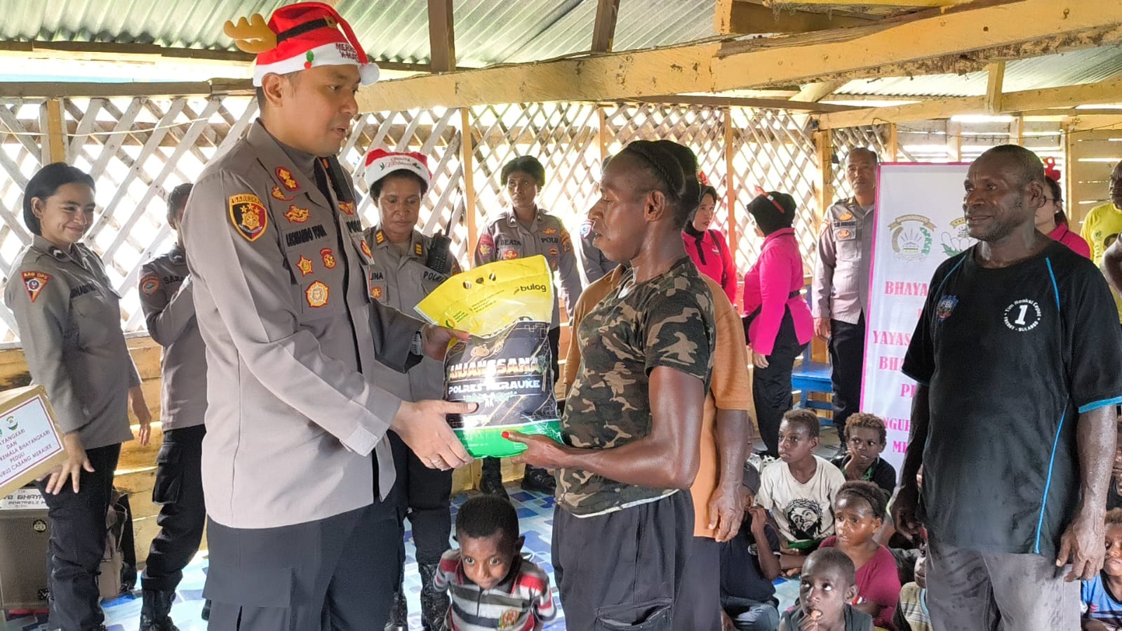Kapolres Merauke, AKBP Leonardo Yoga serahkan bantuan sembako – Surya Papua/IST
