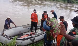 Tim SAR Gabungan Mindiptana sedang melakukan pencarian korban yang tenggelam – Surya Papua/IST