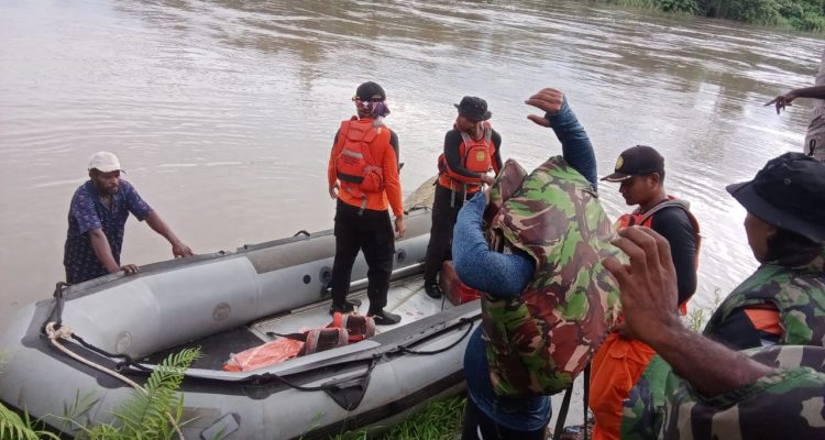 Tim SAR Gabungan Mindiptana sedang melakukan pencarian korban yang tenggelam – Surya Papua/IST