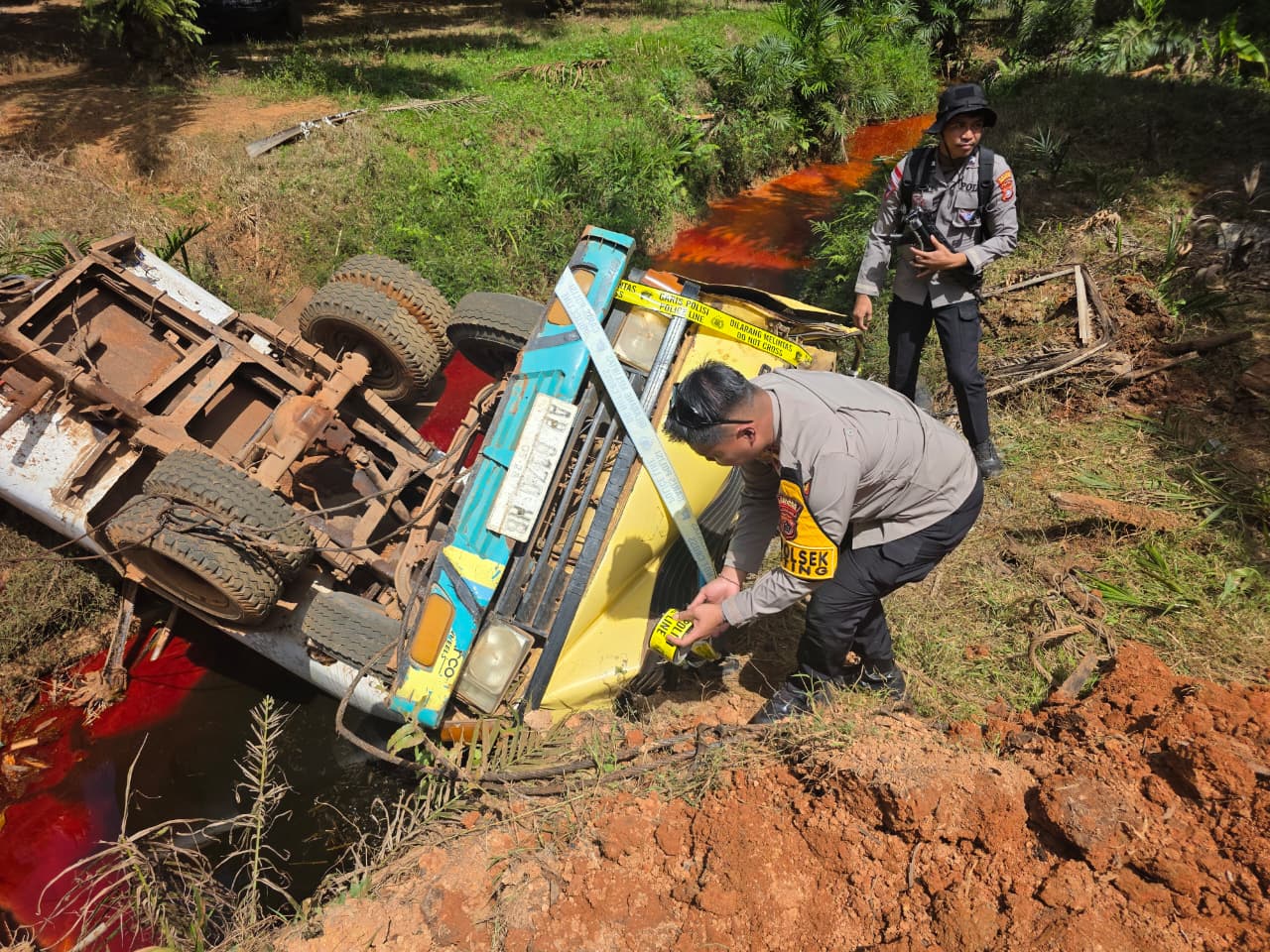 Truk yang terguling dan ringsek parah hingga sopir terjepit dan tak sadarkan diri – Surya Papua/IST
