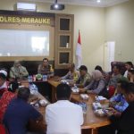 Wakil Bupati Merauke, Fauzun Nihayah sedang bicara saat diskusi bersama Kapolres Merauke, AKBP Leonardo Yoga – Surya Papua/IST