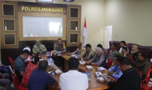 Wakil Bupati Merauke, Fauzun Nihayah sedang bicara saat diskusi bersama Kapolres Merauke, AKBP Leonardo Yoga – Surya Papua/IST