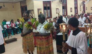 Kanak Yesus yang dibawakan oleh seorang ibu, sekaligus diserahkan kepada Pastor Sipe – Surya Papua/Frans Kobun