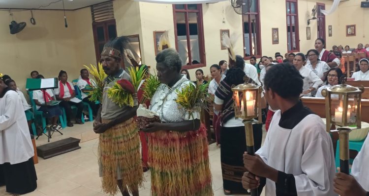 Kanak Yesus yang dibawakan oleh seorang ibu, sekaligus diserahkan kepada Pastor Sipe – Surya Papua/Frans Kobun