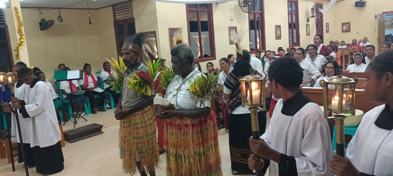 Kanak Yesus yang dibawakan oleh seorang ibu, sekaligus diserahkan kepada Pastor Sipe – Surya Papua/Frans Kobun